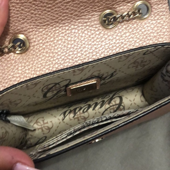 guess crossbody purse - Picture 3 of 4